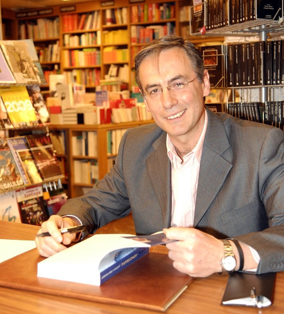 El Profesor Vicente Ortiz, firmando uno de sus libros más populares: "Hipnoterapia"